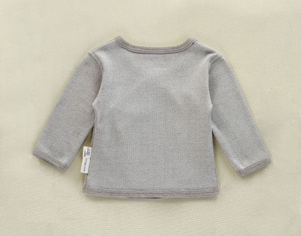 寶巢嬰兒上衣背面