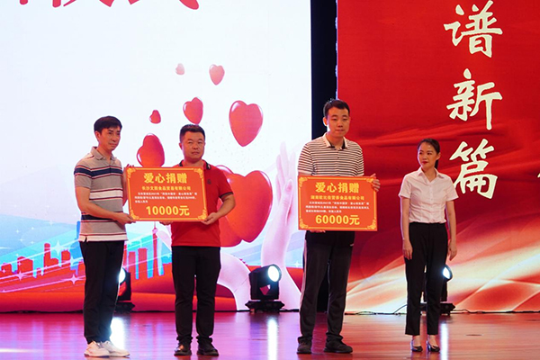 歐比佳乳業(yè)現場捐贈200罐總價值6萬元的悅貝彤兒童成長奶粉.jpg 歐比佳乳業(yè)現場捐贈200罐總價值6萬元的悅貝彤兒童成長奶粉.jpg