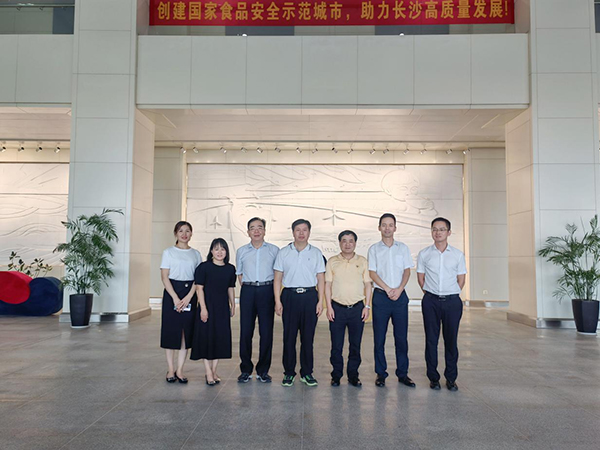 各領導蒞臨歐比佳乳業(yè)參觀考察.jpg 各領導蒞臨歐比佳乳業(yè)參觀考察.jpg