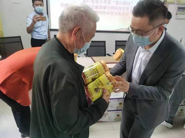 統(tǒng)暢駝奶愛(ài)心公益行動(dòng) (5).jpg 統(tǒng)暢駝奶愛(ài)心公益行動(dòng) (5).jpg